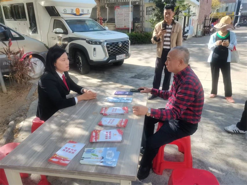 海南陵水法院深入小区开展普法宣传 助力源头化解物业纠纷