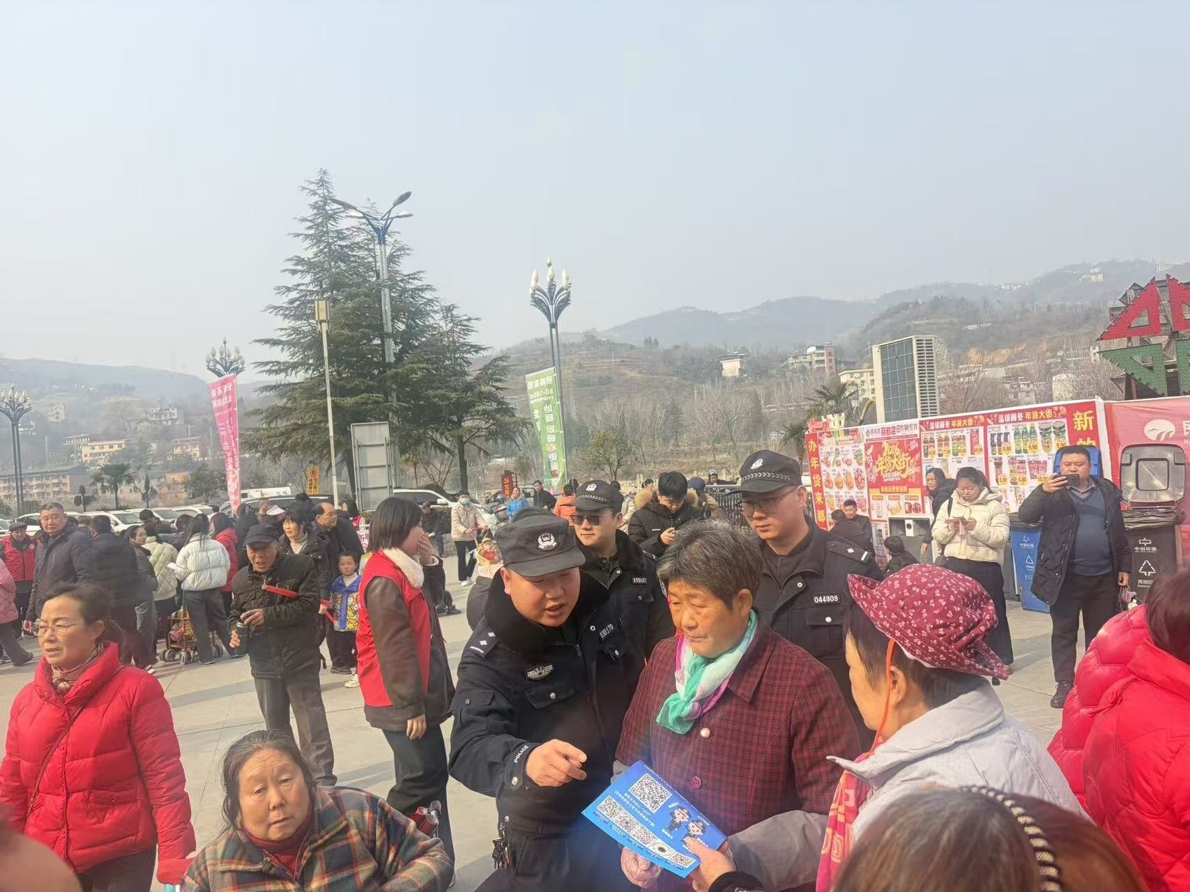 陕西旬阳城郊中队：让百姓在祥和年味里满溢安全感