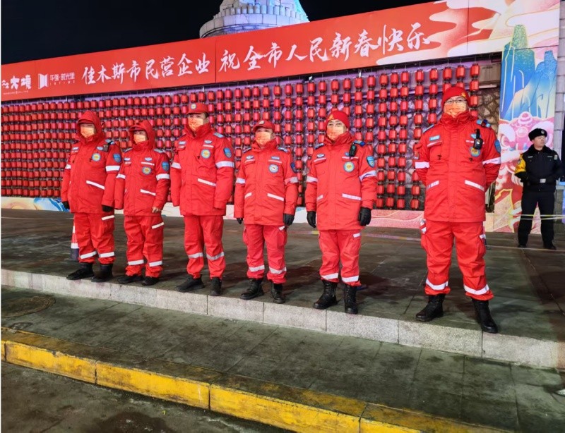 黑龙江省佳木斯市应急救援：烟花璀璨映夜空 应急志愿护平安