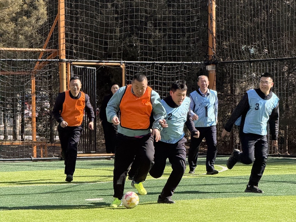 以球聚心，以赛促建——呼和浩特市公安局回民区分局禁毒大队联合海拉尔西路派出所举行五人制足球友谊赛