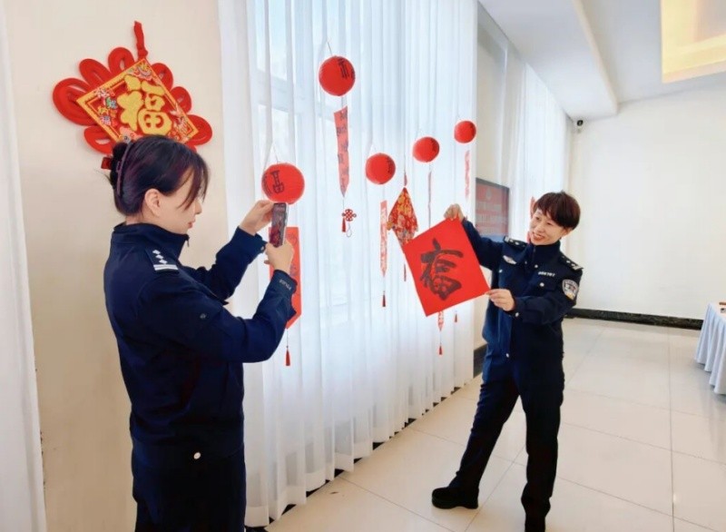 墨香迎岁 饺暖警心——黑龙江省佳木斯市公安局开展“警心暖基层·新春护平安”主题党日活动