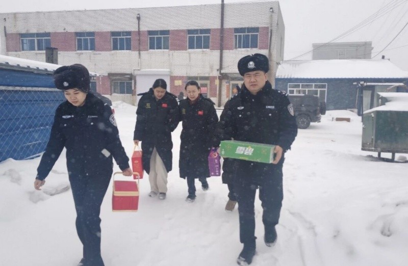 黑龙江省黑河市嫩江市公安局治安大队：上门办证知民情 节前慰问暖民心