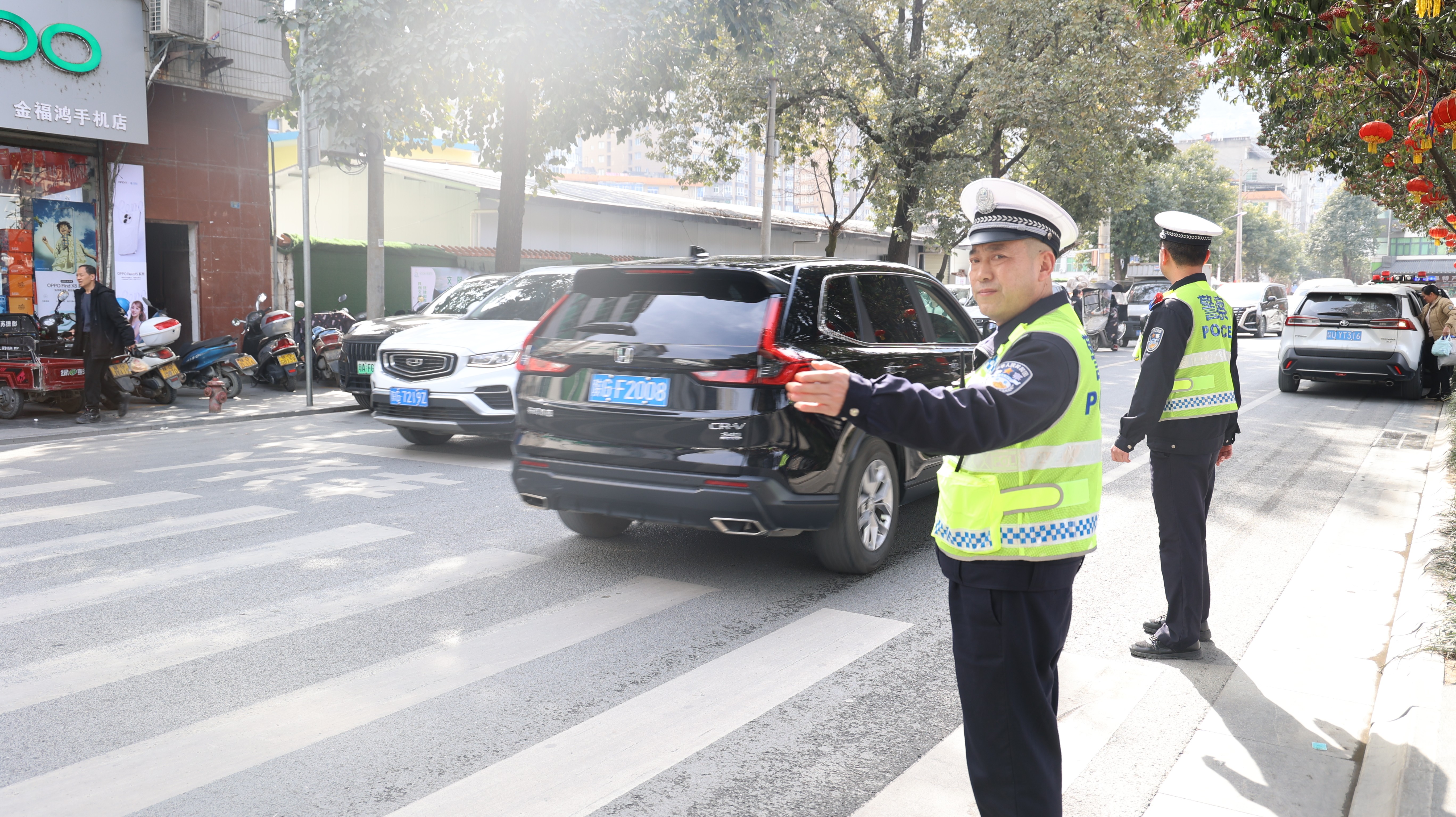 陕西岚皋交警：疏堵保畅筑防线，春运暖途护平安