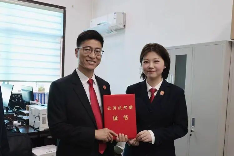 河南嵩县：送奖到岗鼓干劲 砥砺奋进聚动能