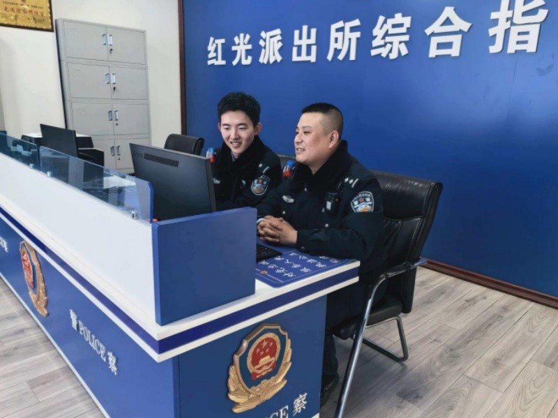 黑龙江冰城民警师徒同心护平安 春节寻包受称赞
