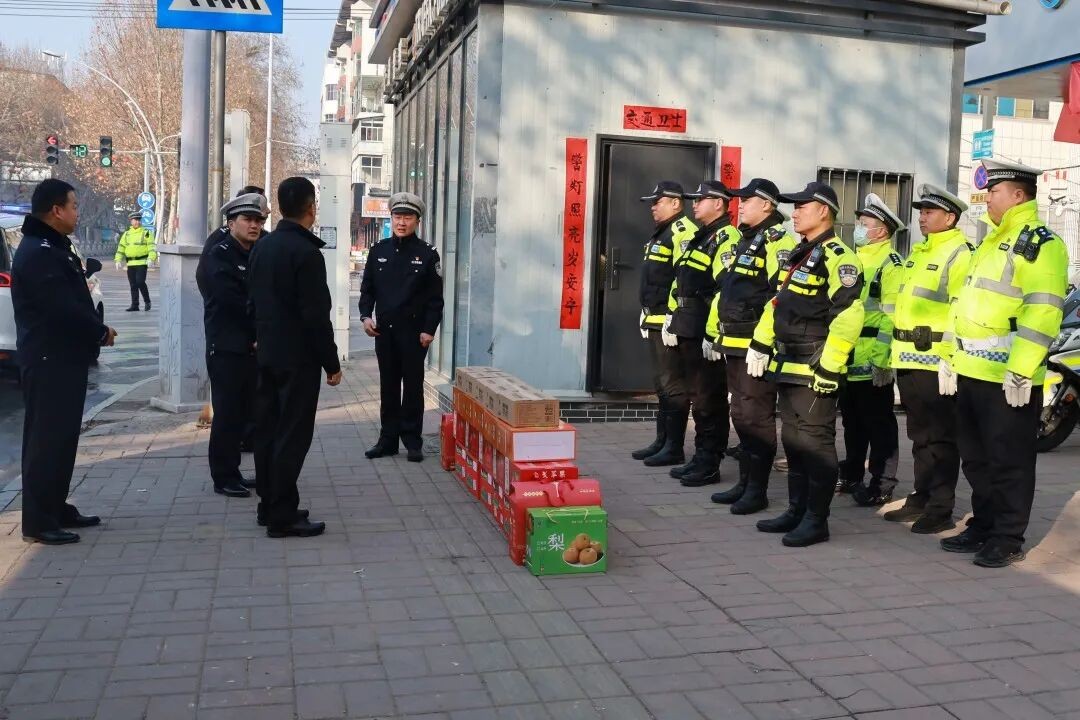 河南洛宁：暖警护航新春 慰问致敬坚守