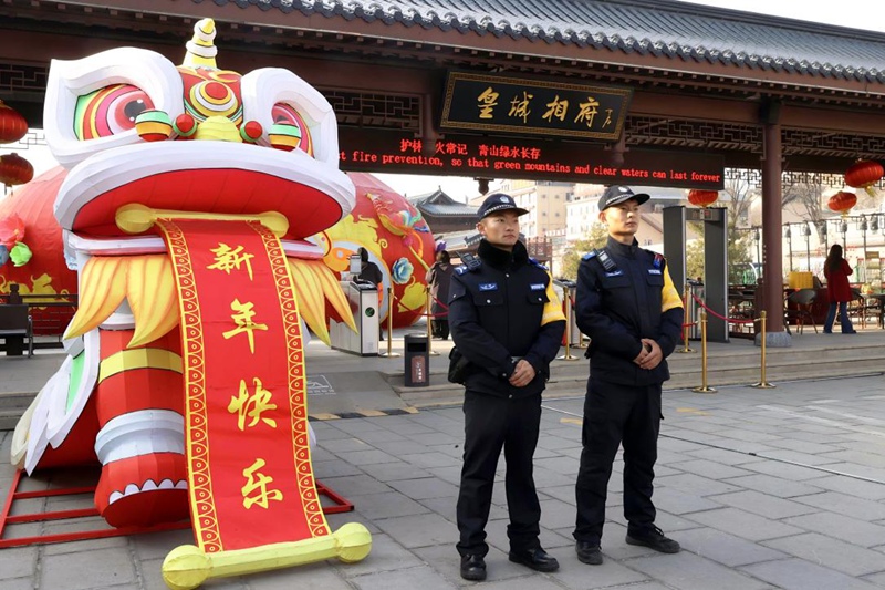 山西晋城皇城相府新春游人如织，警民共筑平安年
