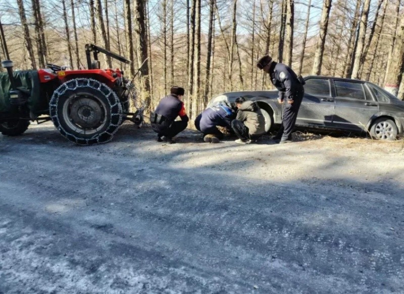 冰雪救援暖归途！黑龙江省林区公安局东京城分局尔站派出所紧急救助被困车辆