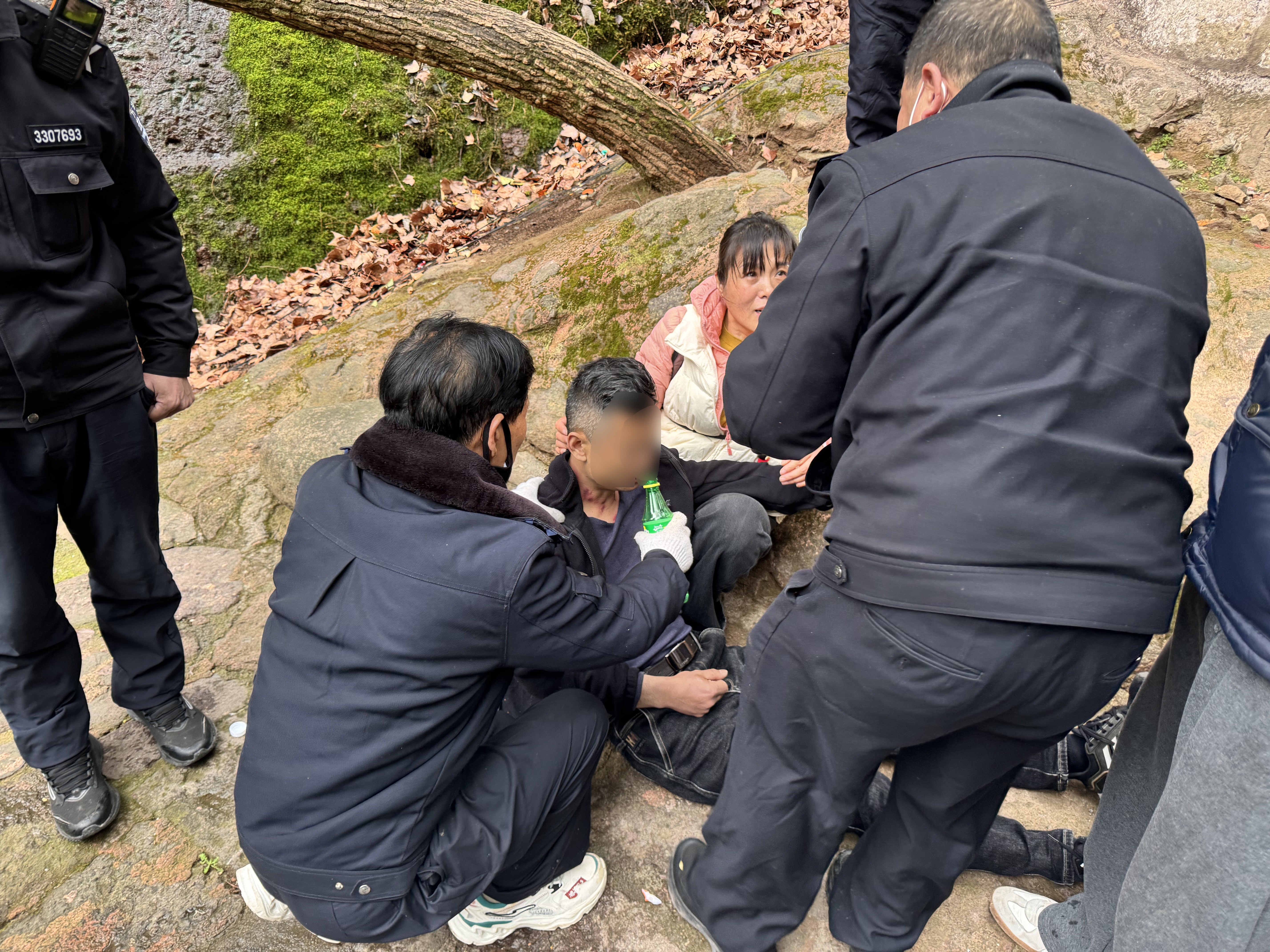 一路狂奔、一路守护！浙江永康方岩山上的这幕救援很暖