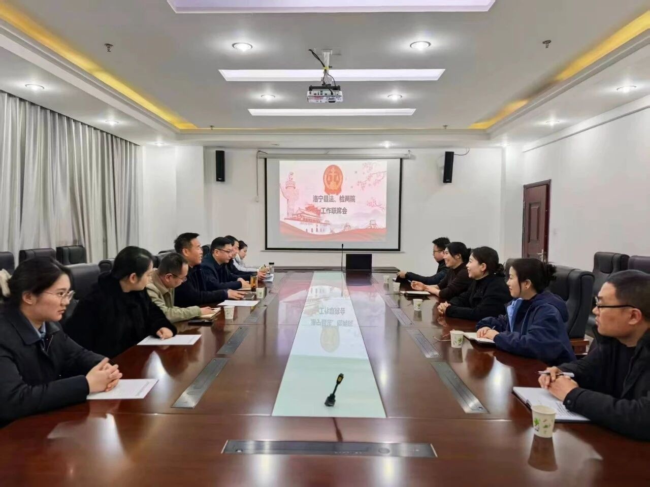 河南省洛宁县法检两院召开工作联席会