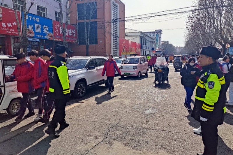 黑龙江省林区公安局海林分局交通管理大队“开学第一课”交通安全宣传进校园