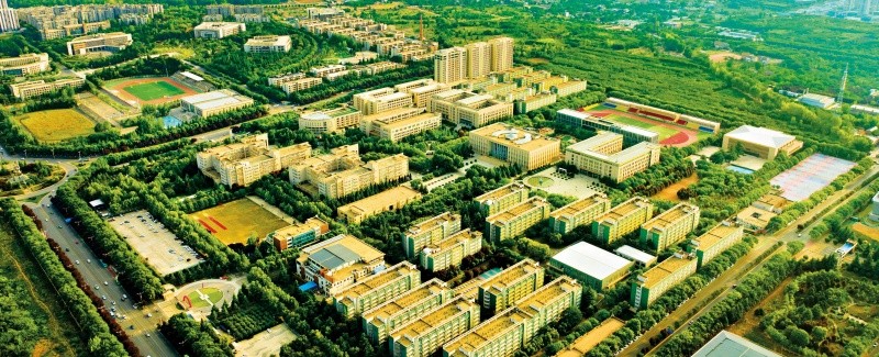 姜波接受《人民法治》总编辑梁相斌访谈——依法治校是民办高校的立身之本与发展之基