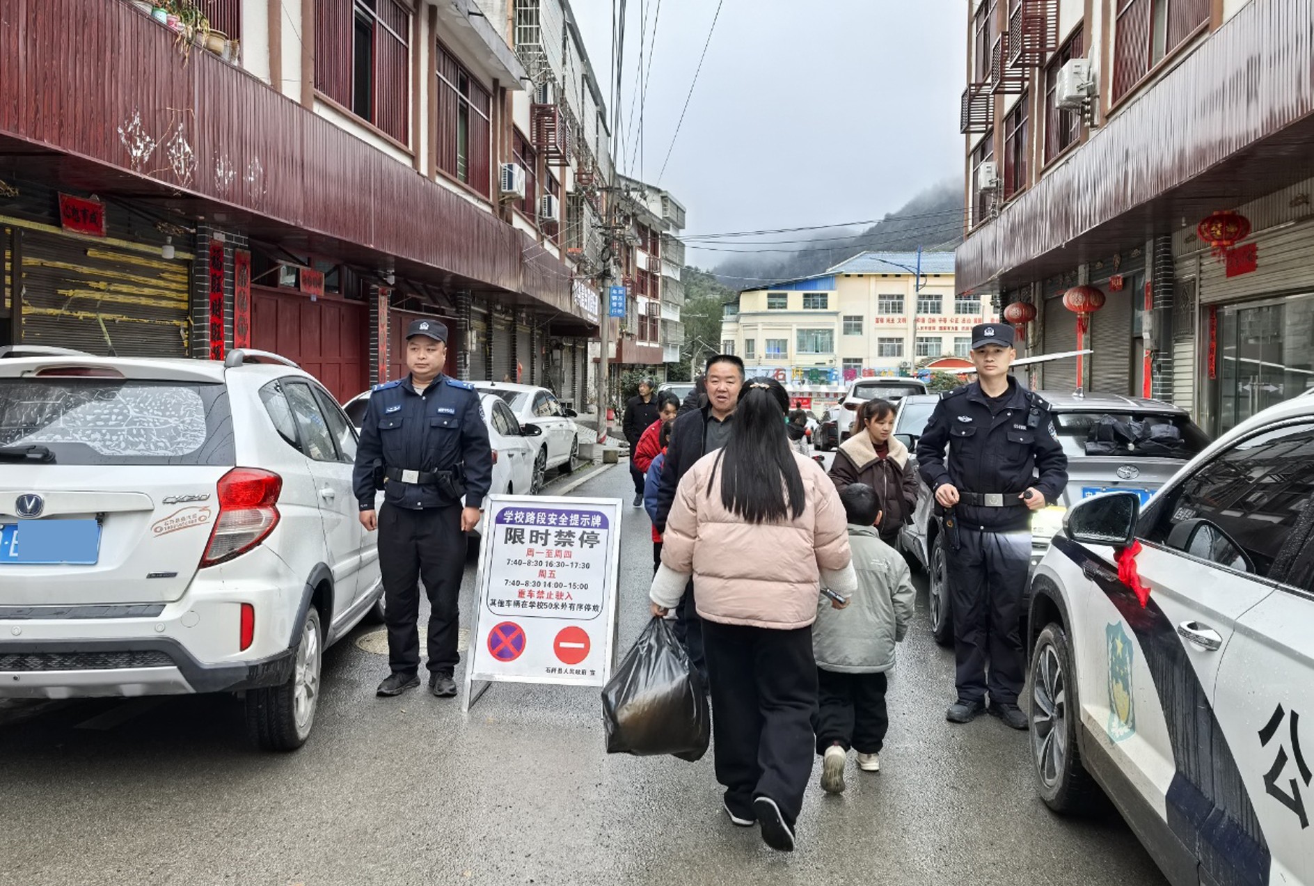 贵州石阡：春风十里，新学期的藏蓝守望