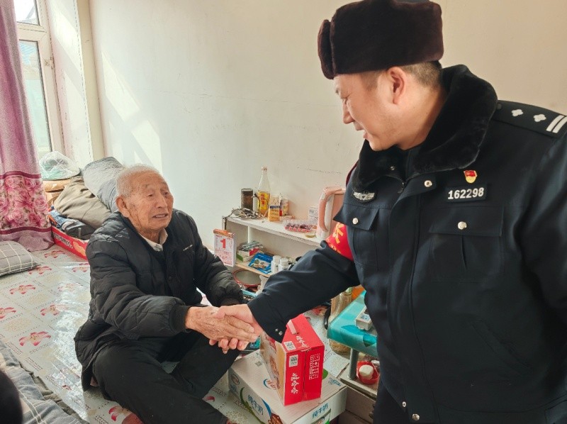 黑龙江省林区公安局东京城分局：传承雷锋精神 关爱模范家属