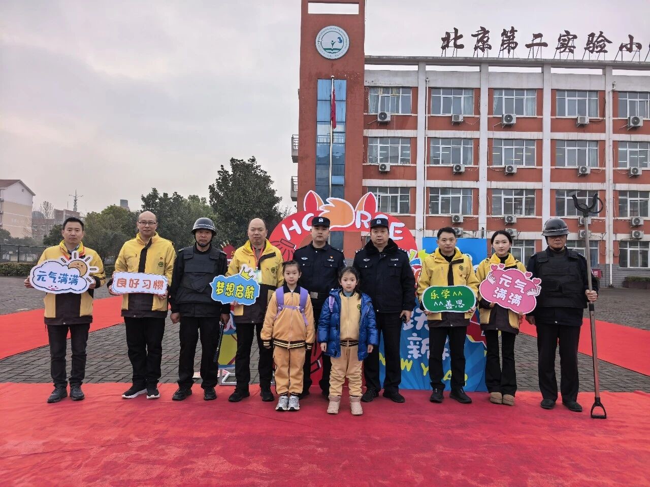 开学第一天，河南洛龙公安准时“报道”！