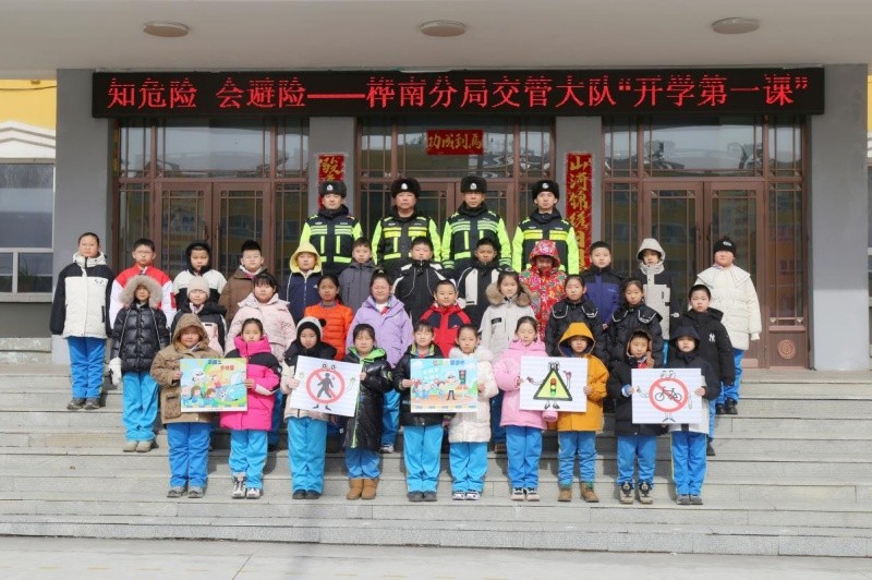 “警”彩开讲 安全常伴——黑龙江省林区公安局桦南分局交管大队护航桦南林区学子平安路