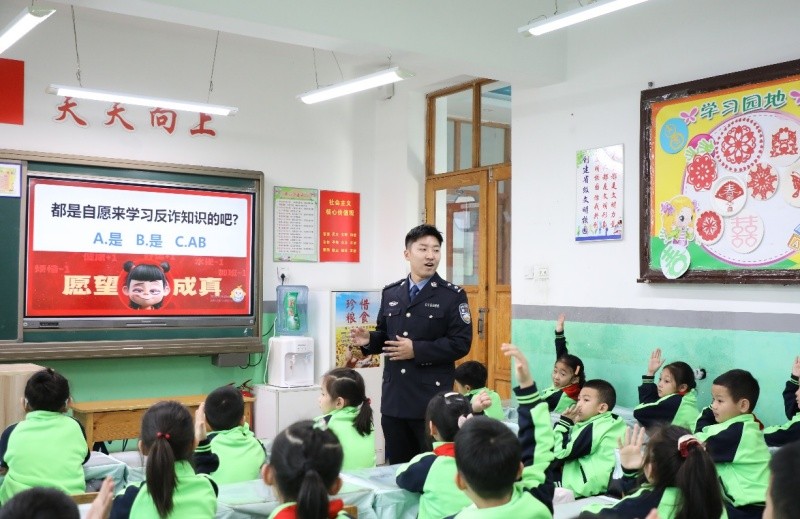 黑龙江省哈尔滨市公安局：以法为盾护韶华 用心上好开学第一课