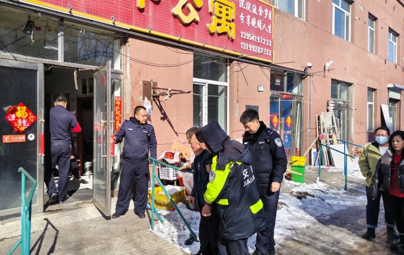 黑龙江省林区公安局通北分局：交警执勤暖心救助摔倒老人 警种协同安全送返老年公寓