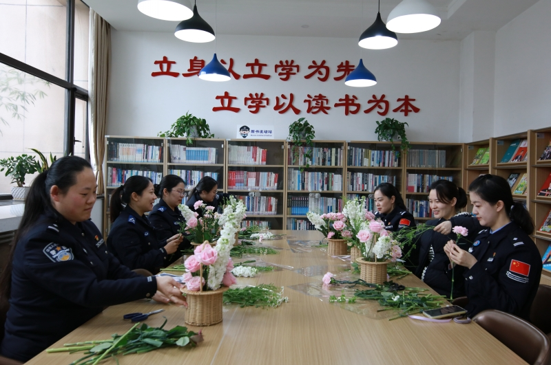 洛阳边检站开展“三八”国际劳动妇女节主题插花活动
