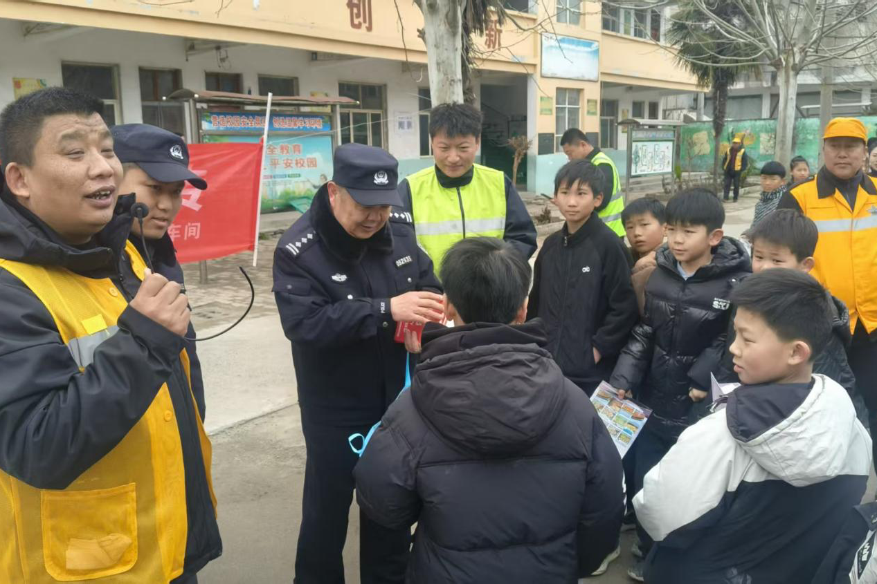 讲好开学第一课 密织安全铁路网——郑州东高铁段商丘高铁车间开展路外法制宣传进校园活动