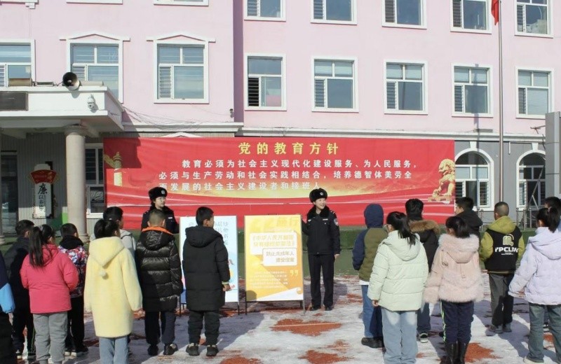 黑龙江省林区公安局穆棱分局刑侦大队把防拐防性侵知识“摆”进校园