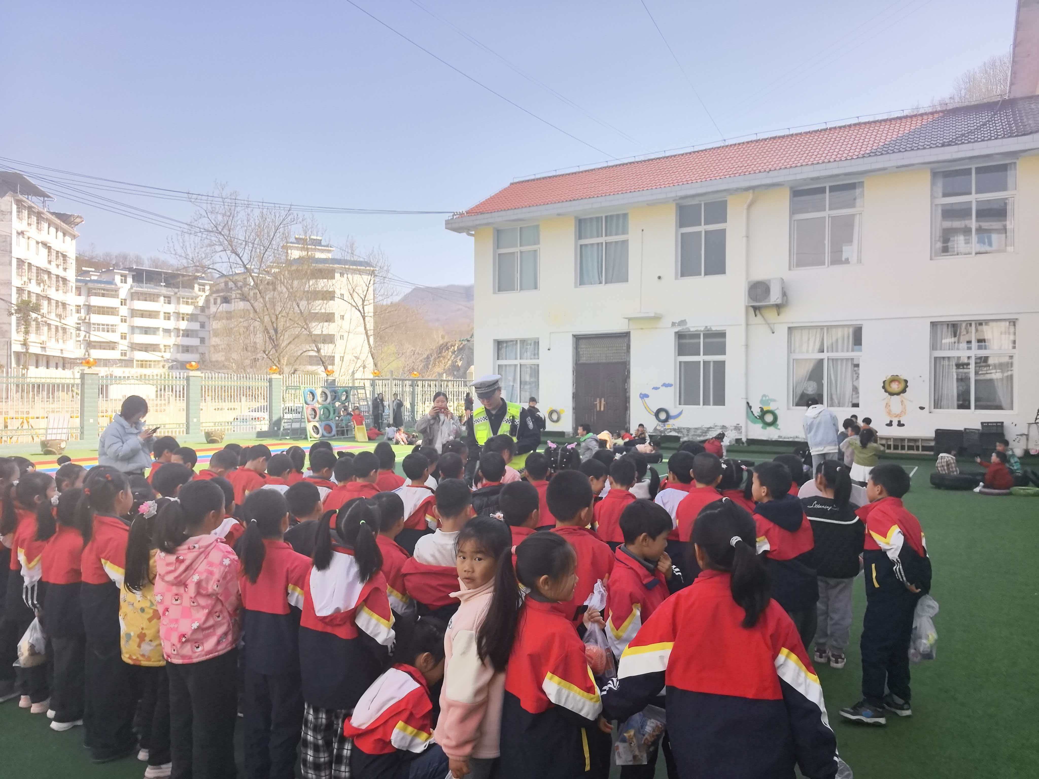 陕西白河交管大队：金盾护苗润童心 交警护航伴童行