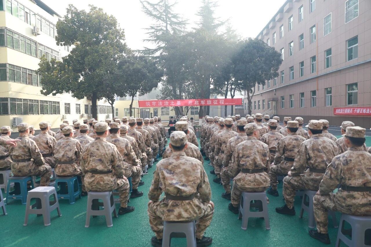 河南省灵宝市人民检察院为春季预定新兵开展法治讲座