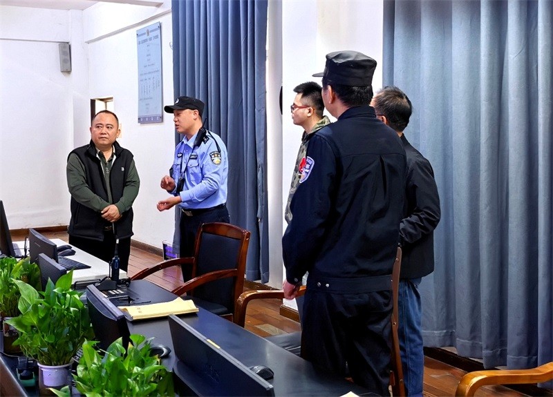 海南澄迈检察院党组成员、副检察长李向裕到县看守所检查指导工作