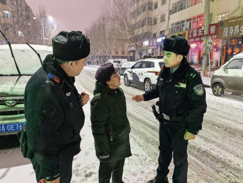 雪夜中的守护 冰城巡逻民警快速救助一名走失老人