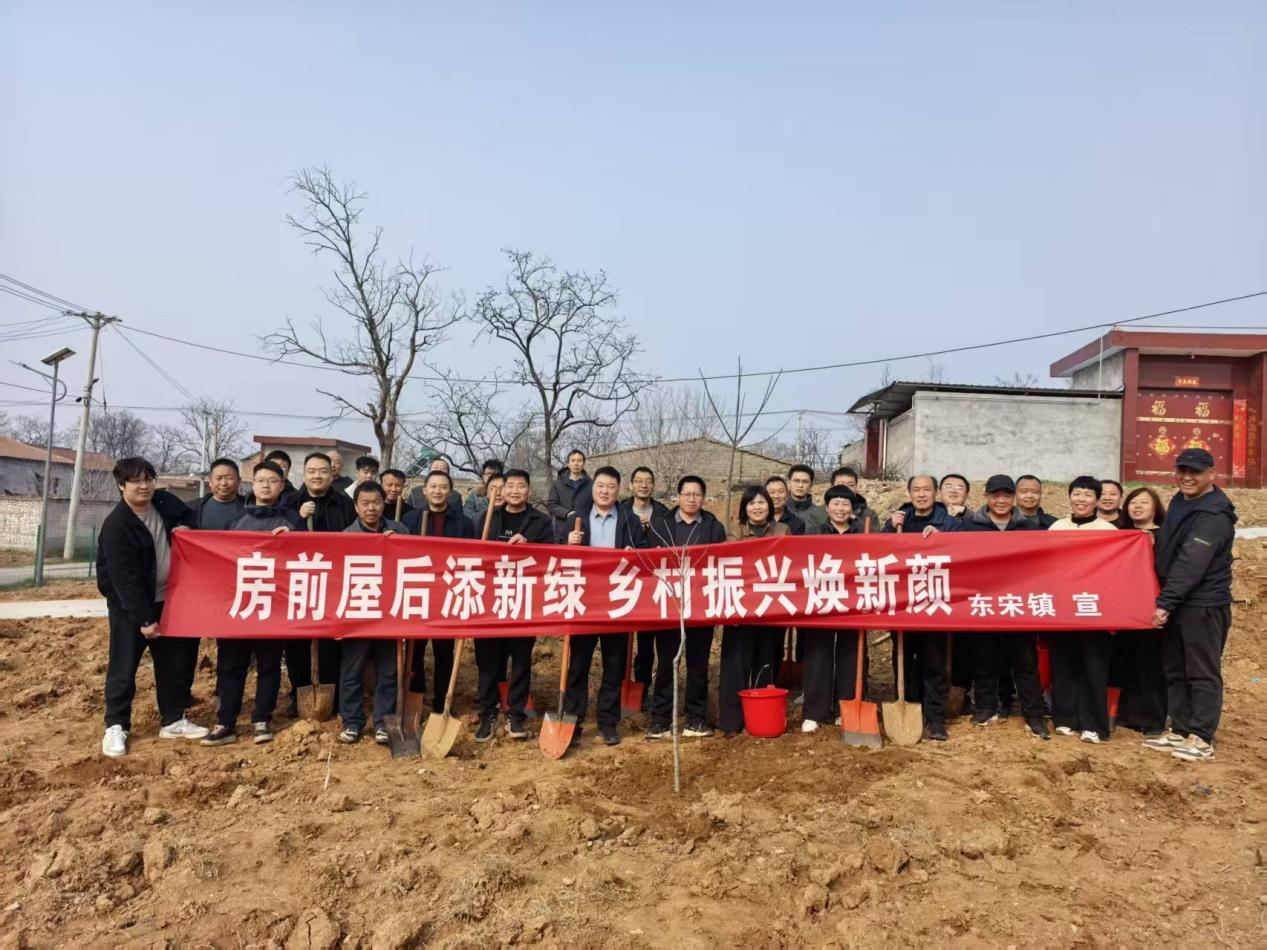 河南省洛宁县东宋镇人大组织开展义务植树活动