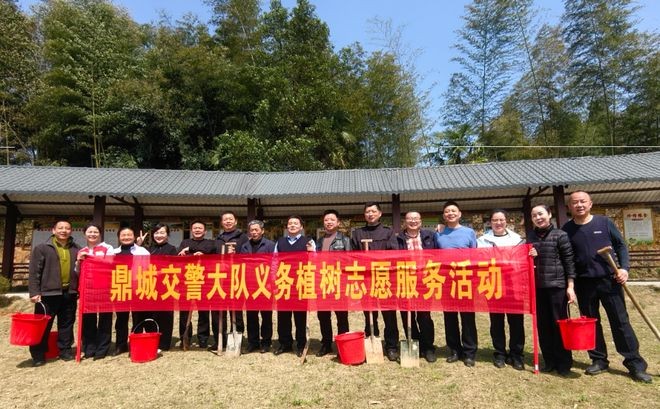 不负好时节 湖南常德鼎城交警开展义务植树活动