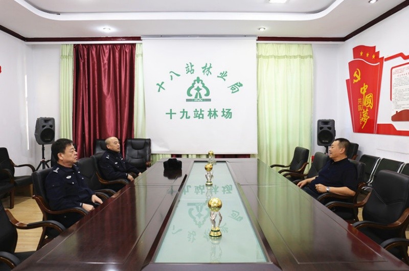 黑龙江省大兴安岭公安局十八站分局政委到包联企业开展走访调研工作