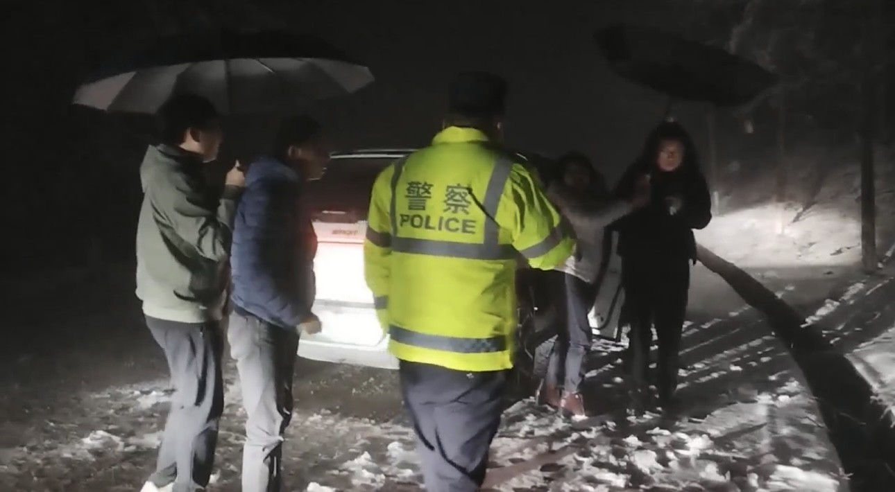 风雪中的“荧光绿”——陕西汉阴交警暖心护卫群众平安出行