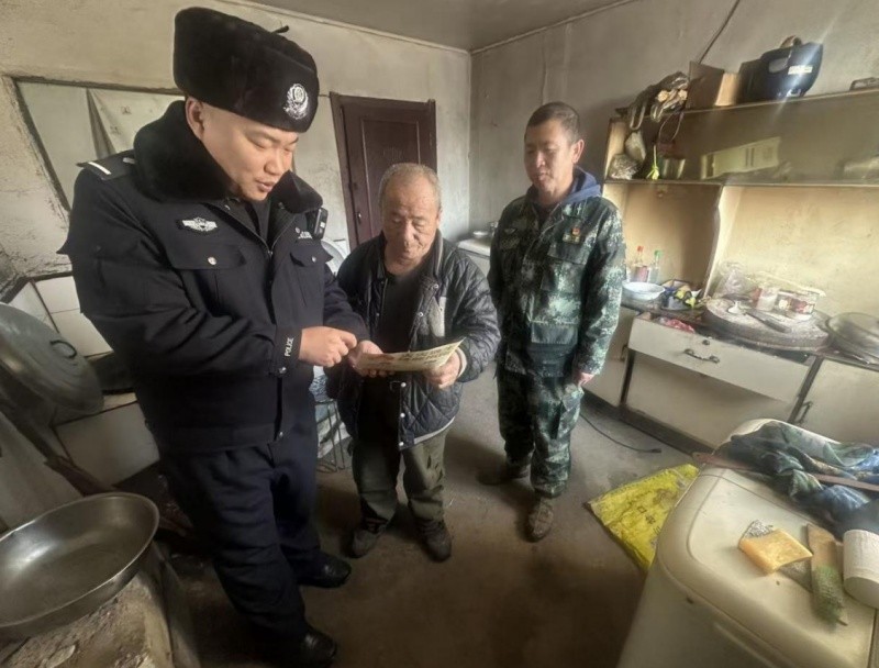 警企联动入村入户 筑牢春季防火安全防线——黑龙江省林区公安局穆棱分局红岩派出所开展春季防火入户宣传