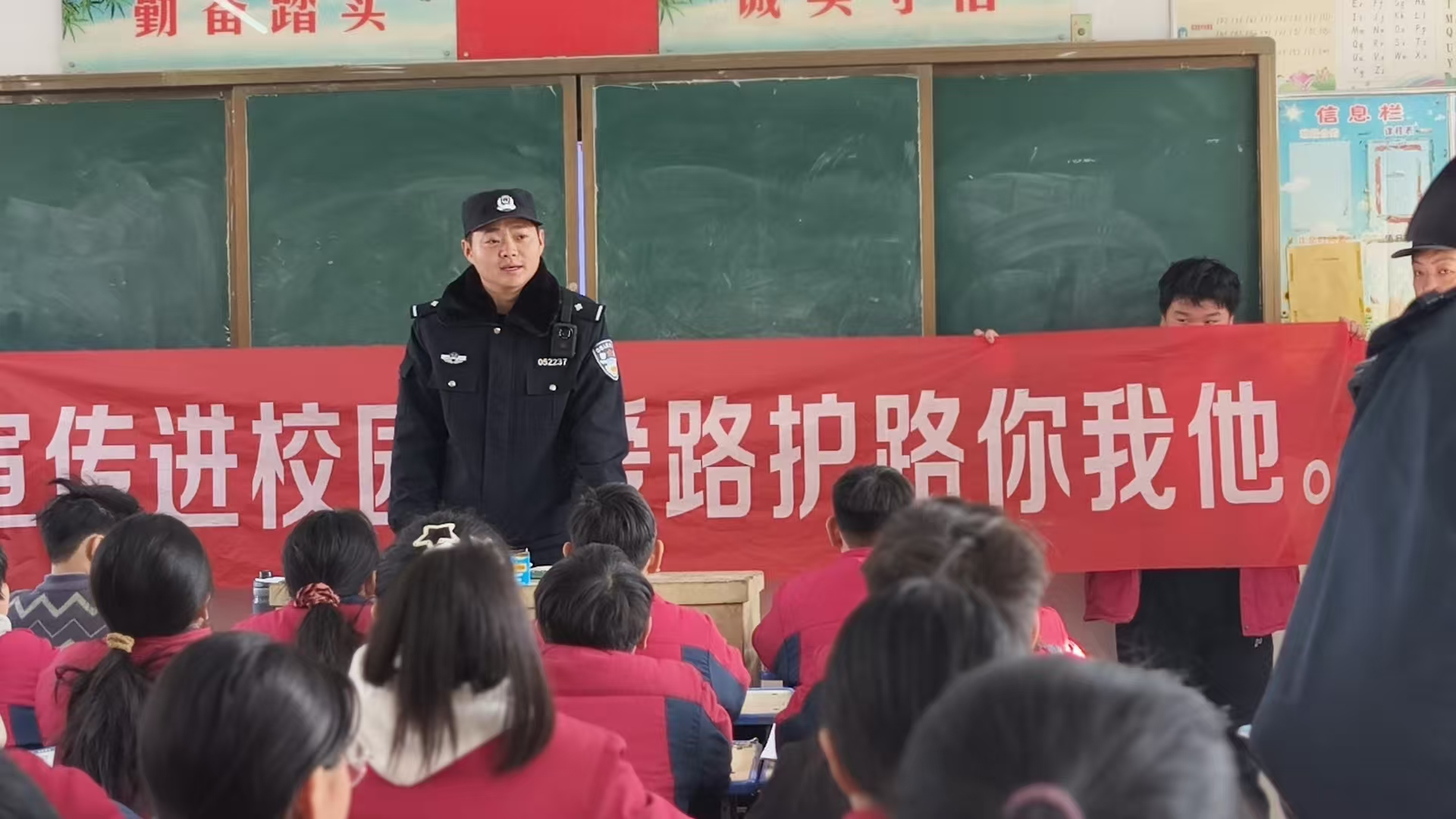 郑州铁路公安处商丘北站派出所：警徽进校园 法治护成长