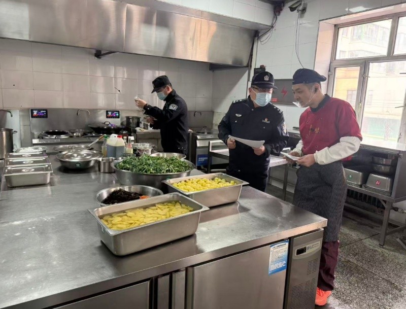 黑龙江省林区公安局海林分局开展校园食品安全专项检查 筑牢师生饮食安全防线