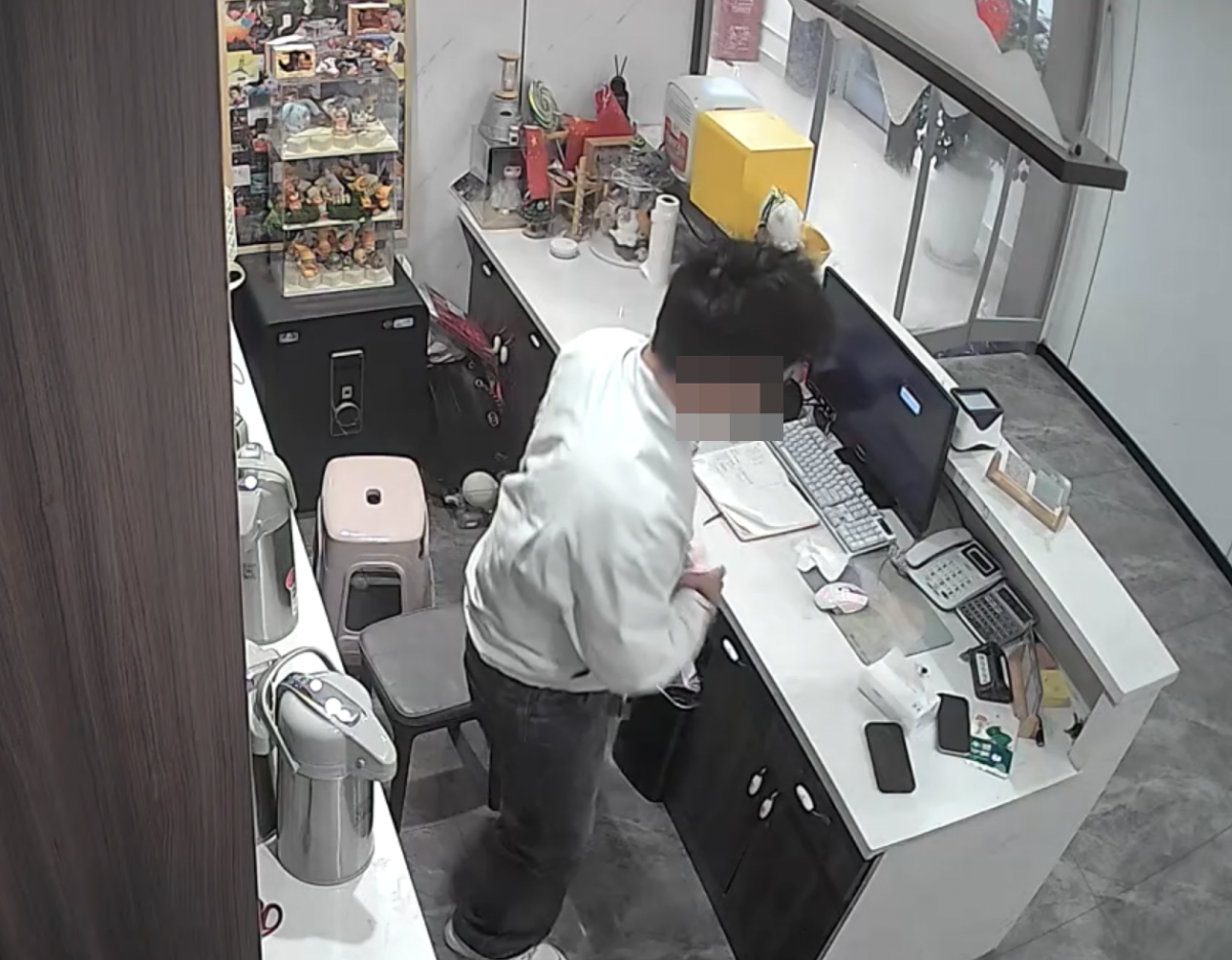 成都一茶楼为客人充电成“盗引”，民警查案精准“偶遇”窃贼将其擒获