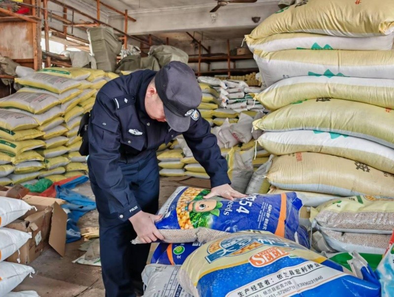 黑龙江省林区公安局海林分局三十五派出所到辖区农资店开展专项检查 全力护航春耕生产
