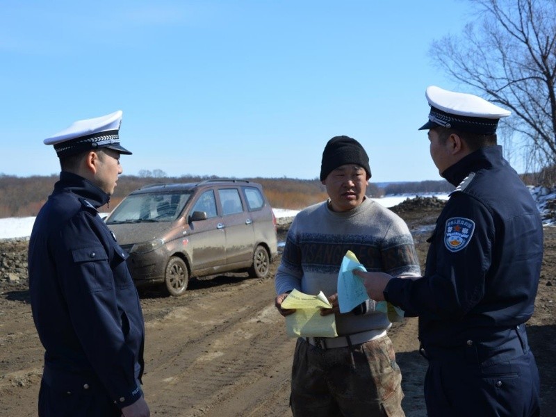 黑龙江省大兴安岭地区塔河公安到施工一线，筑牢道路安全防线