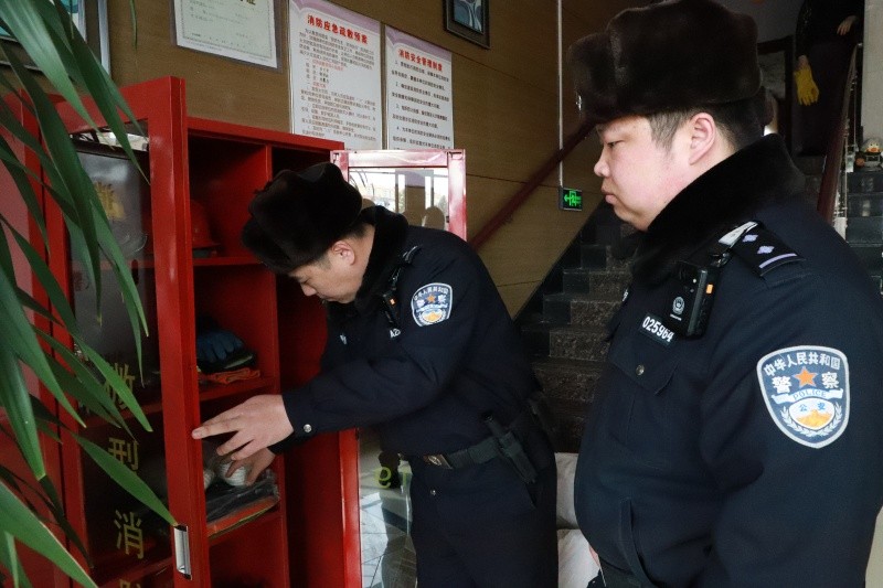 黑龙江省哈尔滨市通河公安开展“九小场所”拉网“体检” 筑牢安全防火墙