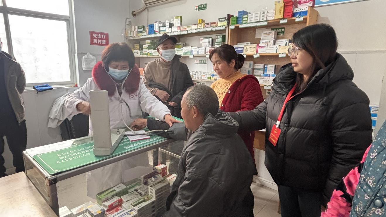 河南洛阳偃师区邙岭镇：人大代表暖心护航 义诊体检服务群众