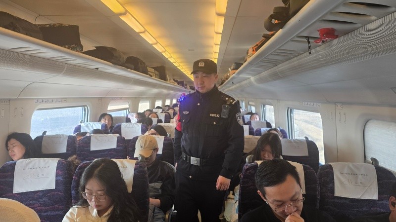 旅客遗落“救命钱包” 黑龙江省佳铁乘警迅速物归原主