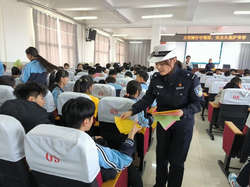 黑龙江省大兴安岭地区呼玛县公安局：文明骑行守规则 安全头盔护青春