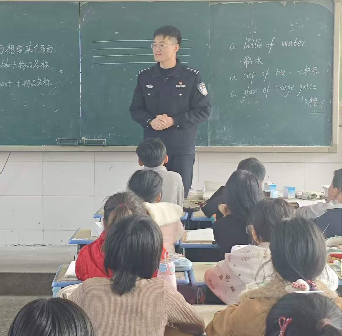 郑州铁路公安处商丘东站派出所民警入校开展爱路护路法制宣传