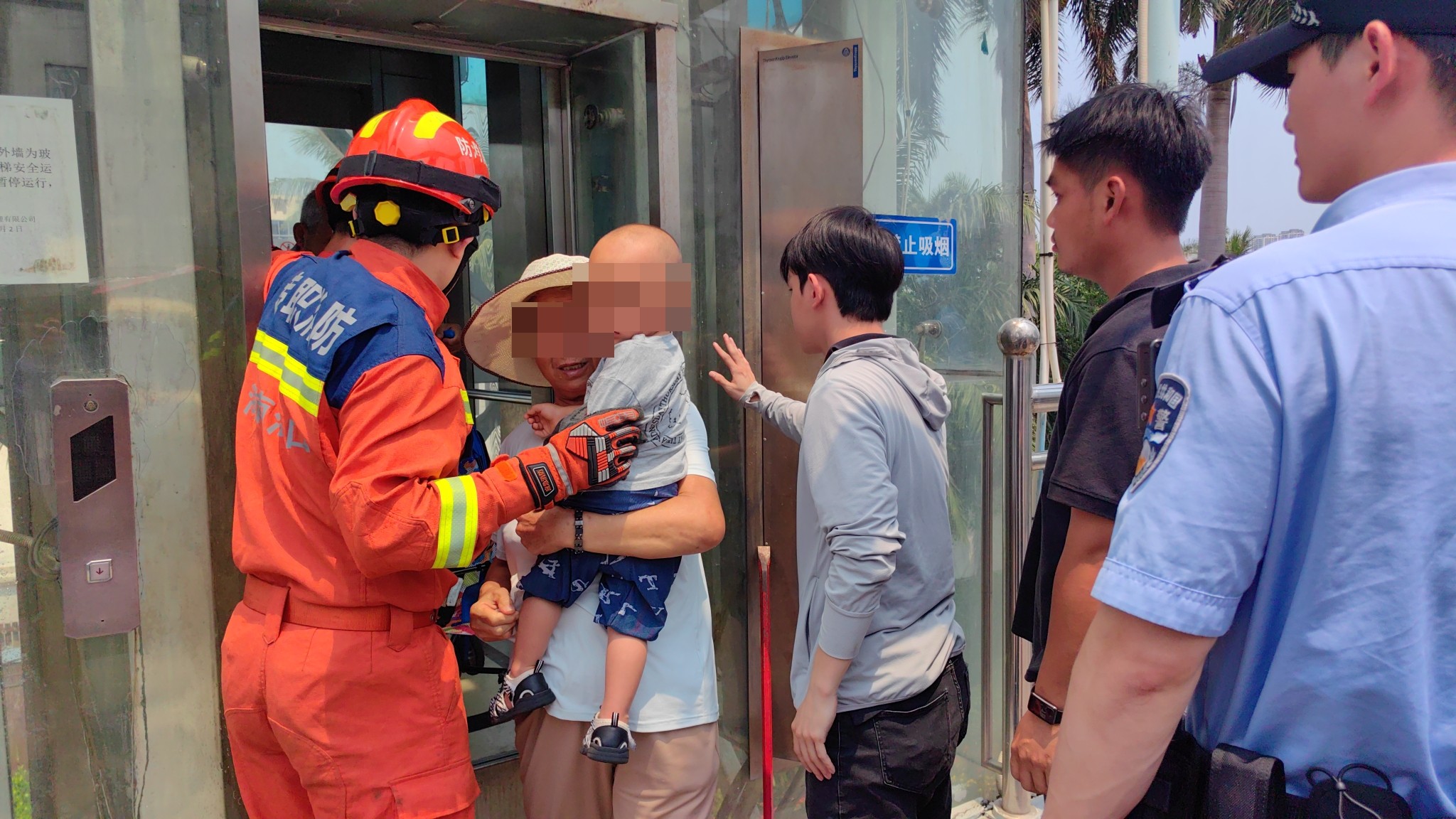 电梯故障致3人被困 海口龙华消防快速救援