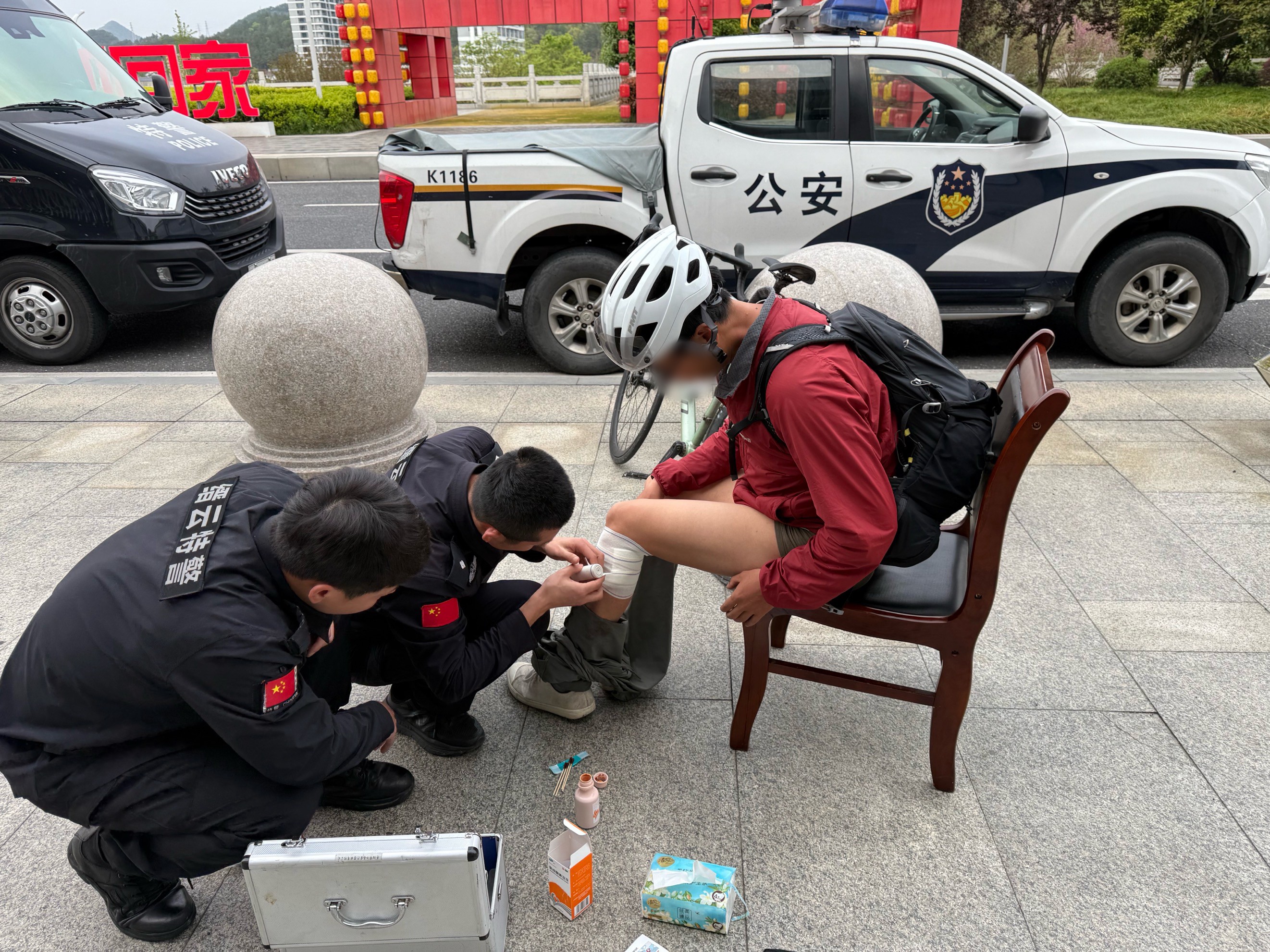 浙江缙云：“别动！”巡特警拎着急救箱直接蹲了下去