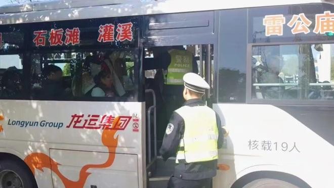 湖南常德公安交管支队直属六大队严查客运车辆违法行为，筑牢出行安全防线