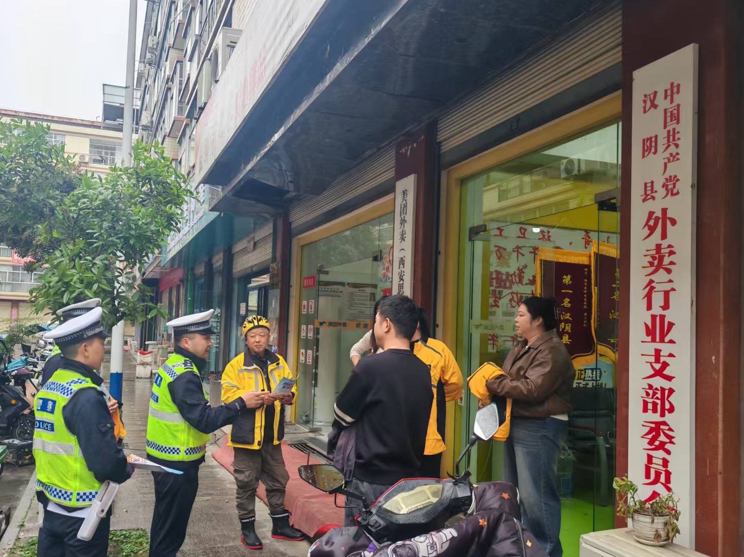 陕西汉阴交警：精准宣教护航快递外卖“平安配送”