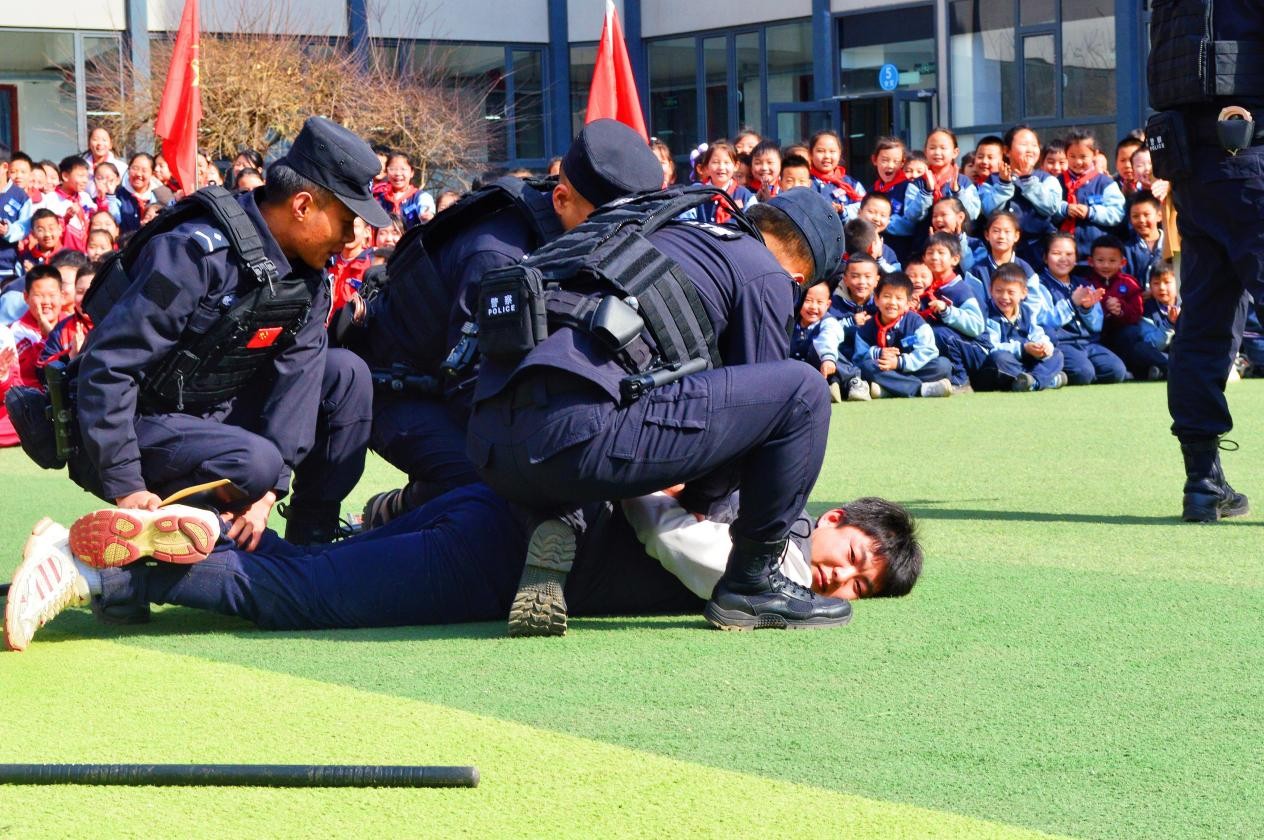 特警+教官+安全员——呼和浩特市这名警官，活出了“三头六臂”