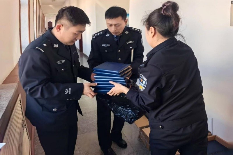 黑龙江省林区公安局绥棱分局警务保障室为全局民警集中配发办公物品